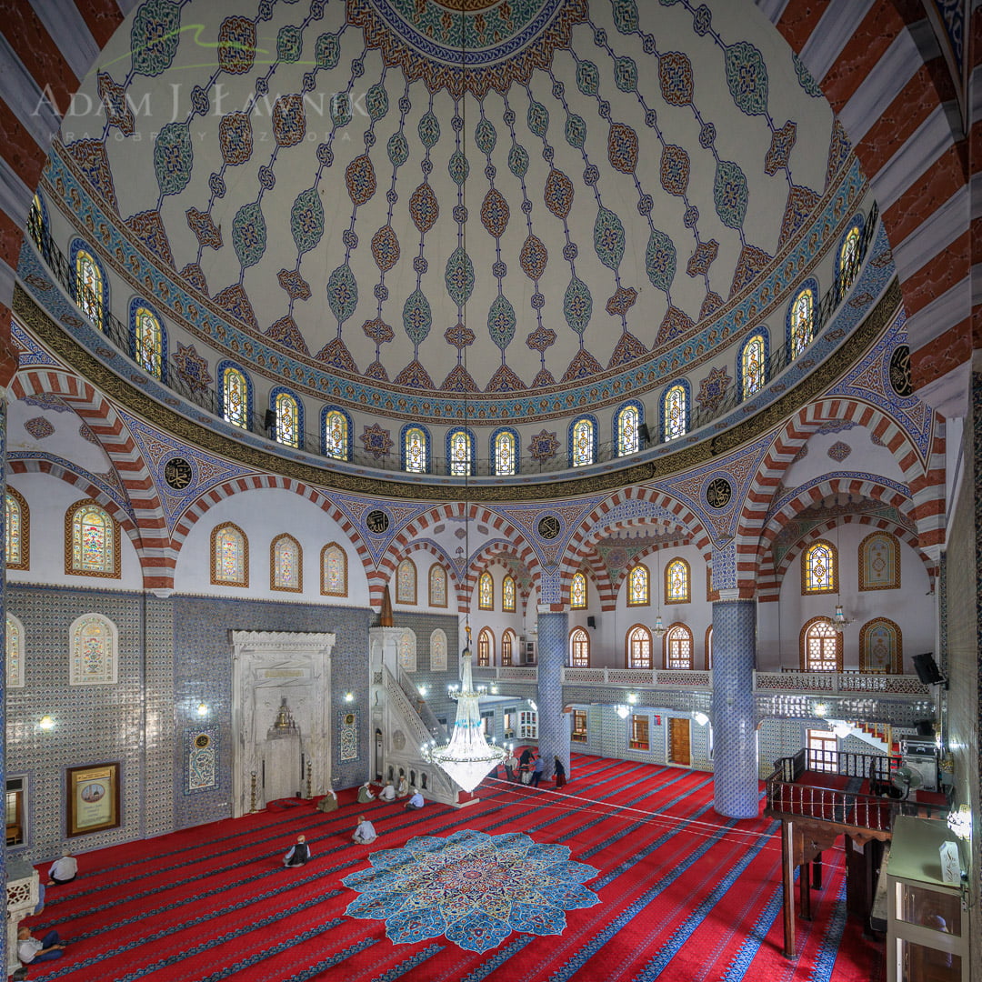 Wnętrze meczetu Halilur Rahman w Şanlıurfa